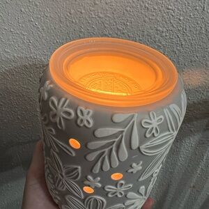 Scentsy Rooftop Garden Floral Plug-In Wax Warmer Gray White